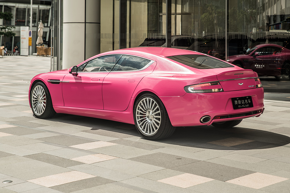 说回这里的阿斯顿马丁rapide s,在超级跑车品牌当中,四座并不是稀罕物