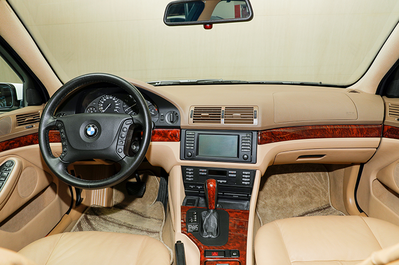 打开车门,你会发现,这代(e39)5系的内饰和外观一样,上代(e34)车型那种
